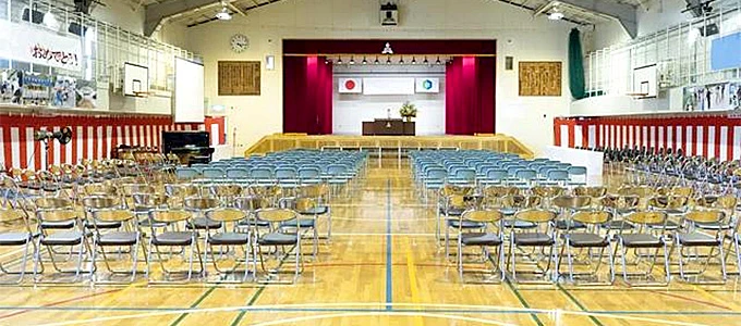 学校の体育館に設置された業務用パイプ椅子・折りたたみ椅子の導入例